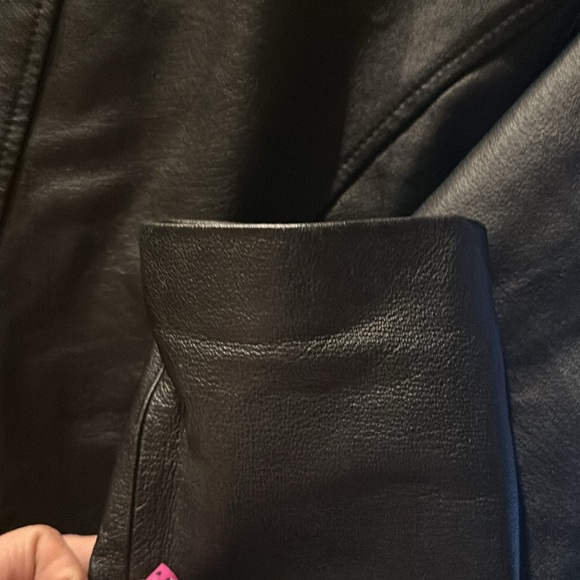 Leather jacket size Large and zips up…..great find - Picture 4 of 6